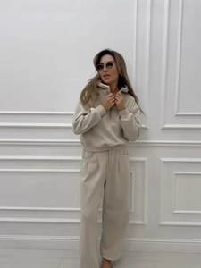 Completo due pezzi beige da donna con felpa a mezza zip e pantaloni larghi casual
