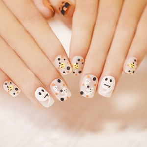 Halloween kunstnagels met 3D-geestjes, pompoenen en oranje stippenpatronen