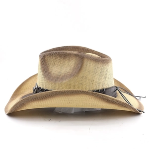 Dettaglio del cappello cowboy in paglia con sfumatura spruzzata e cinturino in pelle