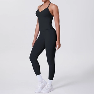 Seitenansicht von schwarzem Yoga-Top und Leggings mit hoher Taille an einem Model
