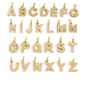 Détail montrant 26 pendentifs alphabet en acier inoxydable sertis de zircons brillants