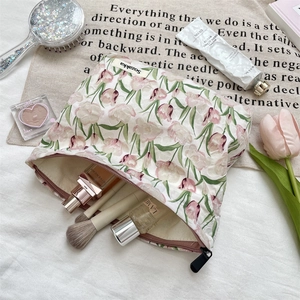 Vue détaillée de la trousse à maquillage en toile à motif tulipes et son rangement