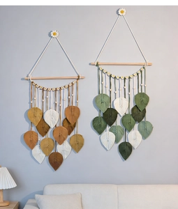 Détail d'une suspension murale en macramé faite main avec corde en coton et bois
