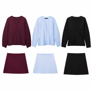 Flach liegende Stricksets in Burgund, Hellblau und Schwarz mit V-Ausschnitt Design