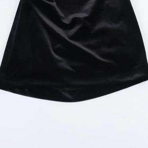 Miniabito in raso nero alla moda con elegante bordo a sciarpa e trama setosa
