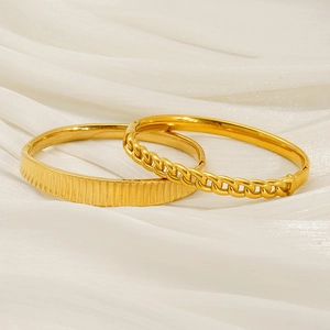 Ensemble de bracelets en acier titane doré poli avec texture sur fond de soie