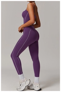 Détail de l'ensemble de yoga violet avec haut licou et legging à rayures latérales