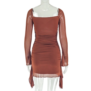 Détail arrière d'une robe moulante en mesh froncé à manches longues transparentes marron