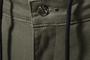 Vista dettagliata della vita dei pantaloni in twill di cotone verde militare e bottone