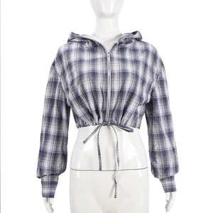 Detail van blauw-witte geruite cropped hoodie met rits en verstelbaar trekkoord in de zoom