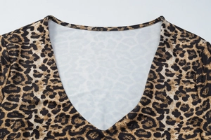 Détail de l'encolure en V et de l'imprimé léopard sur cette robe élégante pour femme