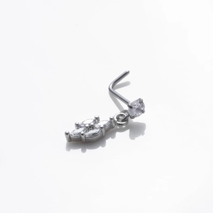 Détail du piercing de nez en L avec pendentif en zircons cubiques marquise
