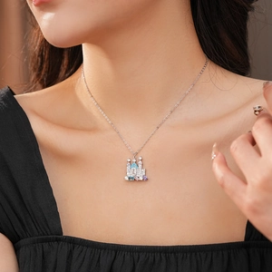 Dettaglio della collana con ciondolo a castello in argento e zirconi colorati sulla modella
