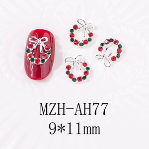 Détail macro de décoration d'ongles couronne de Noël 9x11mm avec un nœud rouge