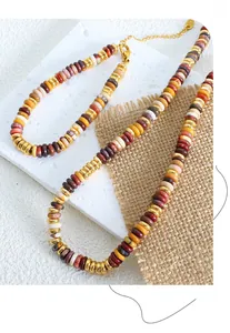 Nahaufnahme von Boho-Schmuckset mit Natursteinen und vergoldeten Karabinern im Detail