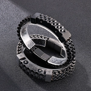 Nahaufnahme eines zweilagigen Edelstahl-Panzerarmbands in Schwarz und Vintage-Silber