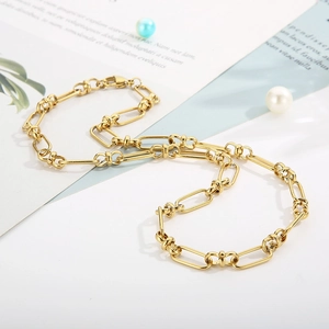 Dettaglio della collana in acciaio inossidabile placcato oro 18k con maglie a graffetta