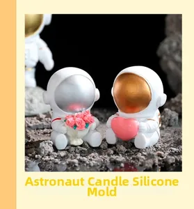 Dettaglio stampo astronauta con visiera argento e rosa e visiera dorata con un cuore