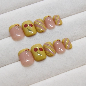 Künstliche Nägel in Gelb und Rosa mit Kirschmustern und Karodesign für die Maniküre