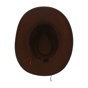 Détail de l'intérieur d'un chapeau en feutre marron avec cordon de serrage réglable