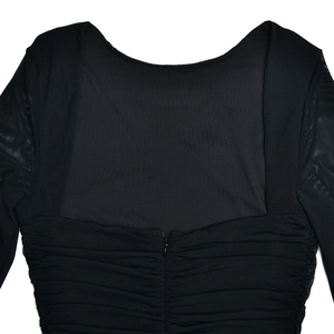 Détail du dos en tulle noir transparent avec des fronces élégantes et une fermeture éclair