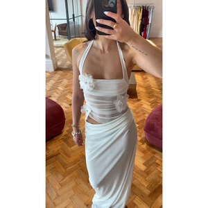 Détail de la robe licou blanche avec fleurs 3D et empiècements en maille transparente