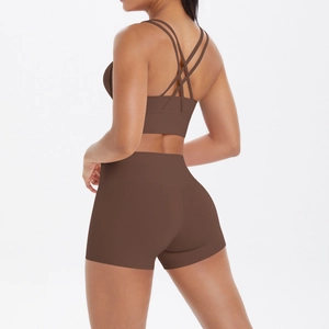 Détail du soutien-gorge de sport à fines brides et du short sans couture en marron moka