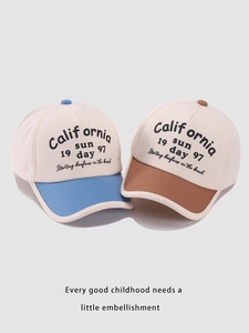 Detail of California patchwork baseball caps for kids in beige with blue and brown brims