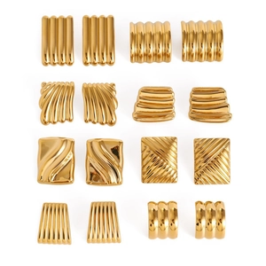 Set aus acht Paar goldenen geometrischen Edelstahl-Ohrringen mit strukturierten Mustern