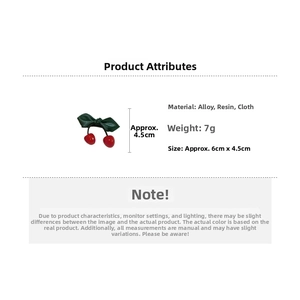 Détail de la pince à cheveux cerise avec nœud vert montrant les dimensions 6x4,5cm
