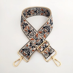 Dettaglio della tracolla jacquard etnica spessa con moschettoni dorati e ricami fini