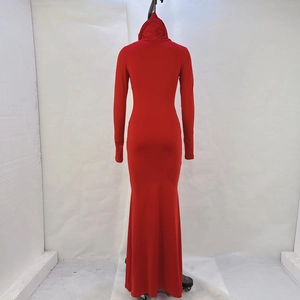Vista posteriore di un abito rosso con cappuccio aderente e orlo a sirena molto elegante