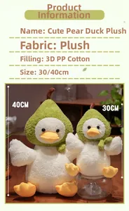 Détail macro du canard poire en peluche montrant la texture douce et le rembourrage en coton