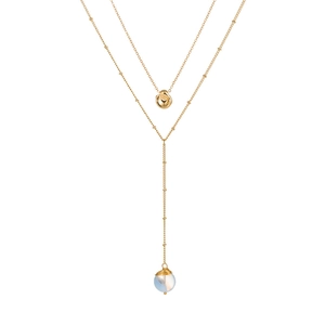 Détail d'un collier double épaisseur doré avec pendentif irrégulier et perle en pierre blanche