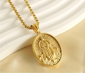 Makroaufnahme von 18k Goldanhänger mit Jungfrau Maria 3D-Relief an einer Boxkette