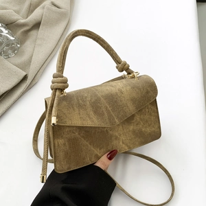 Sac bandoulière carré marron olive avec poignée nouée et finition texturée