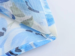Dettaglio macro del tessuto in chiffon con motivo floreale e cuciture di alta qualità