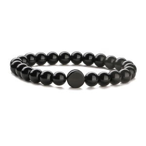 Vista dettagliata del bracciale elastico con perle lisce e rotonde di onice nera