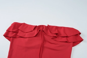 Detailansicht des roten schulterfreien Tops mit Rüschendetails und weichem Stoff