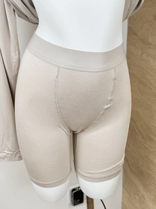 Detail of high-waist knit lounge shorts with elastic waistband and ergonomic stitching