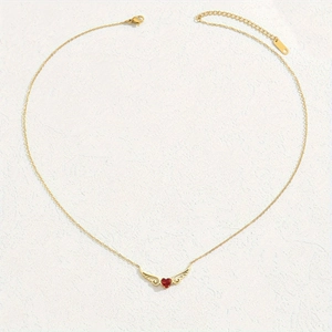 Elegante collana con ali d'angelo e un ciondolo a forma di cuore con gemma rossa dorata