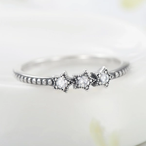 Bague en argent S925 avec étoiles, pierres claires et anneau à texture perlée