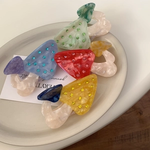 Pinces à cheveux champignons colorés en acétate avec strass sur plateau blanc