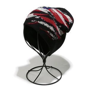 Detalle del gorro de punto con bandera americana desgastada y patrón de estrellas