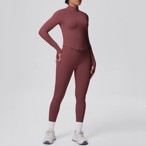 Dettaglio del set yoga rosso-marrone con maniche a asola e leggings a vita alta senza cuciture