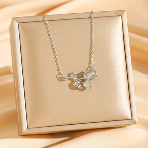 Collier tulipe argenté élégant avec pétales d'opale sur un coffret à bijoux
