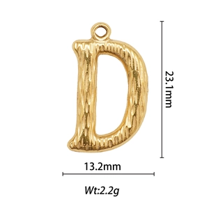 Pendentif lettre D en acier inoxydable plaqué or 18 carats avec détails de texture et taille