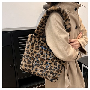 Gros plan du sac seau en peluche léopard avec broderie ours bleu et bandoulière
