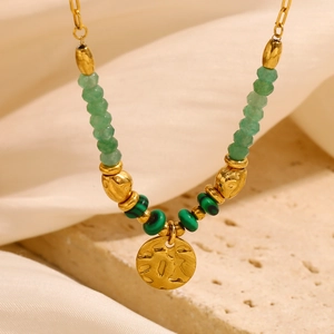 Collier plaqué or 18 carats avec pendentif rond martelé et pierre précieuse verte sur pierre