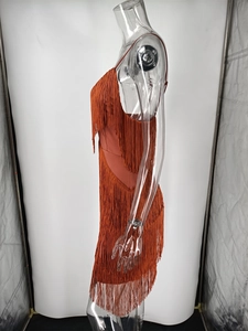 Seitenansicht des karamellfarbenen Fransenkleides mit langen Tasseln auf einer Puppe